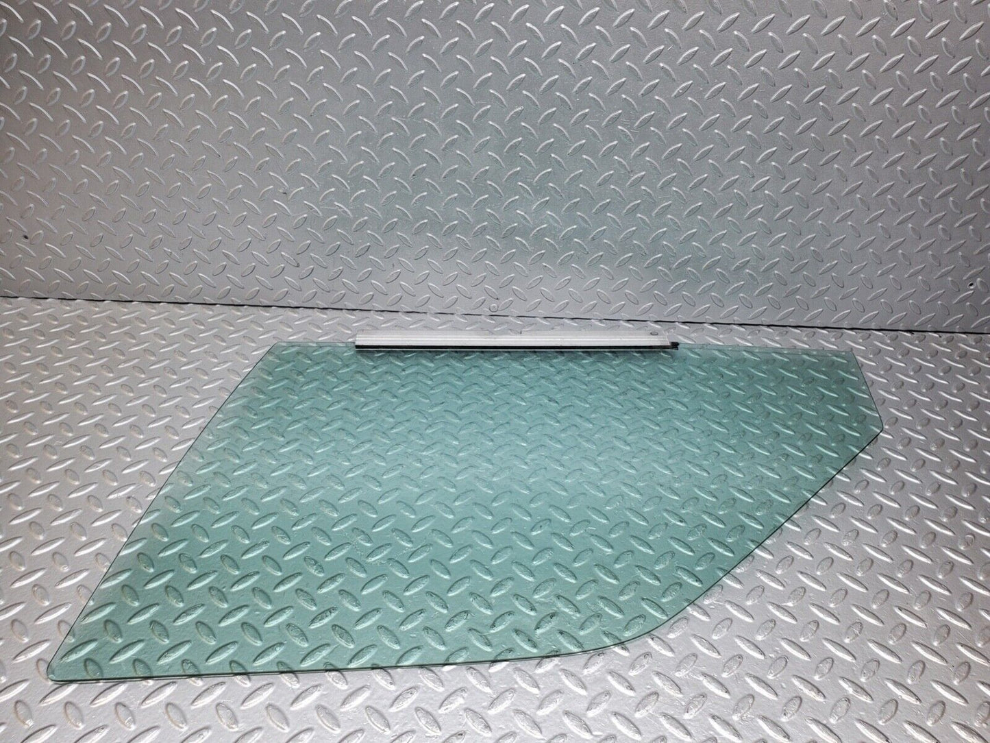 44620 Mercedes-Benz W124 220E Front Left Door Window Glass