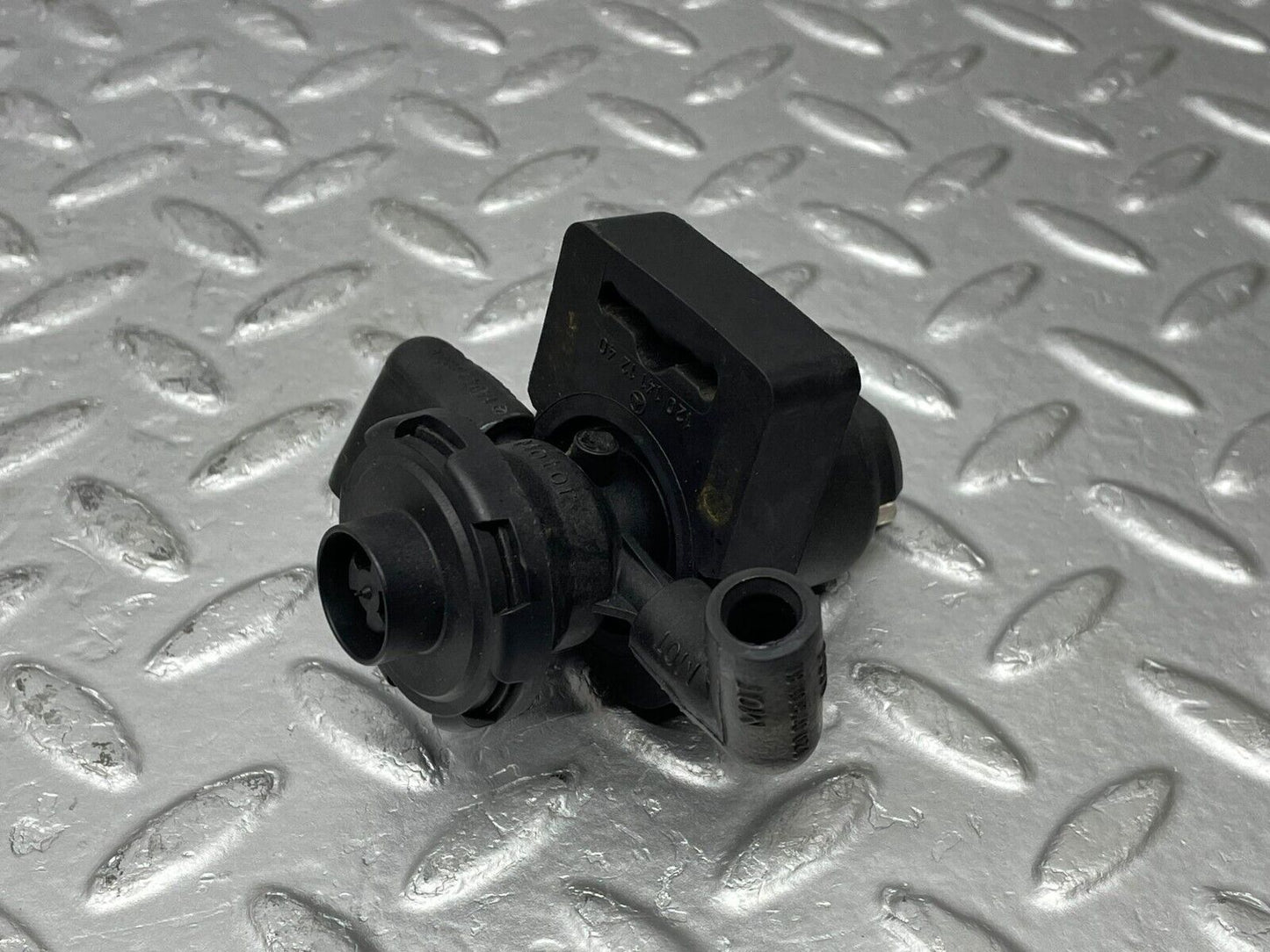 38027 Mercedes-Benz W124 220E Fuel Regeneration Vacuum Valve 0011408060