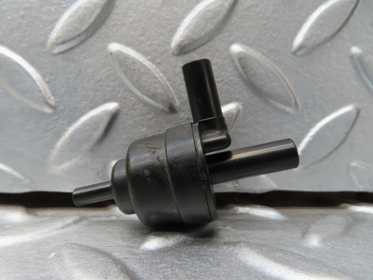 16474 Mercedes-Benz W124 260E Engine Crank Case Vent Valve 1074700893