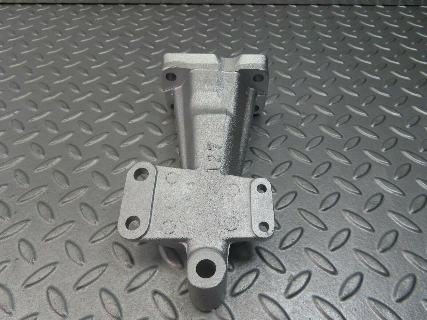 8333 Mercedes-Benz W111 Engine Mount Bracket Left Side 1272230204