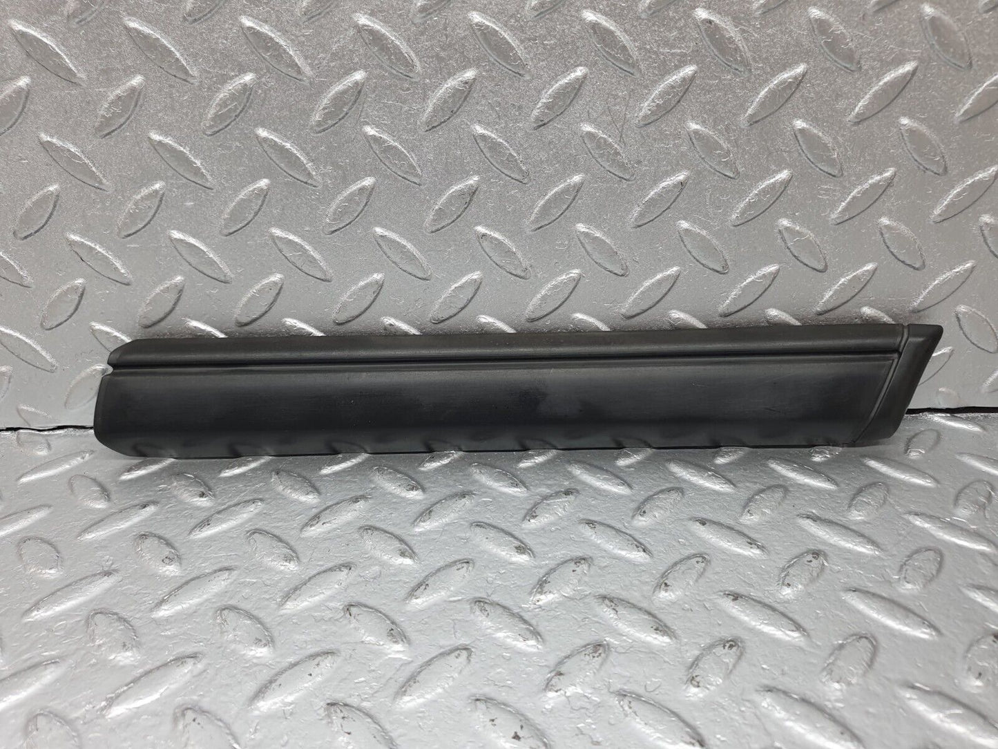41425 Mercedes-Benz W124 200E Front Right Fender Wing Centre Moulding Trim