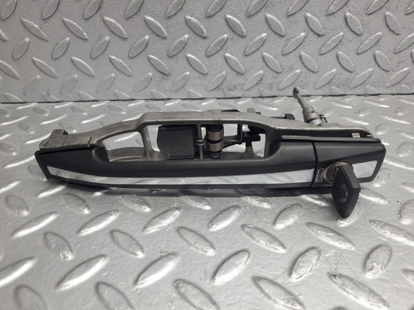 W124 Wagon left door exterior handle with key used OEM