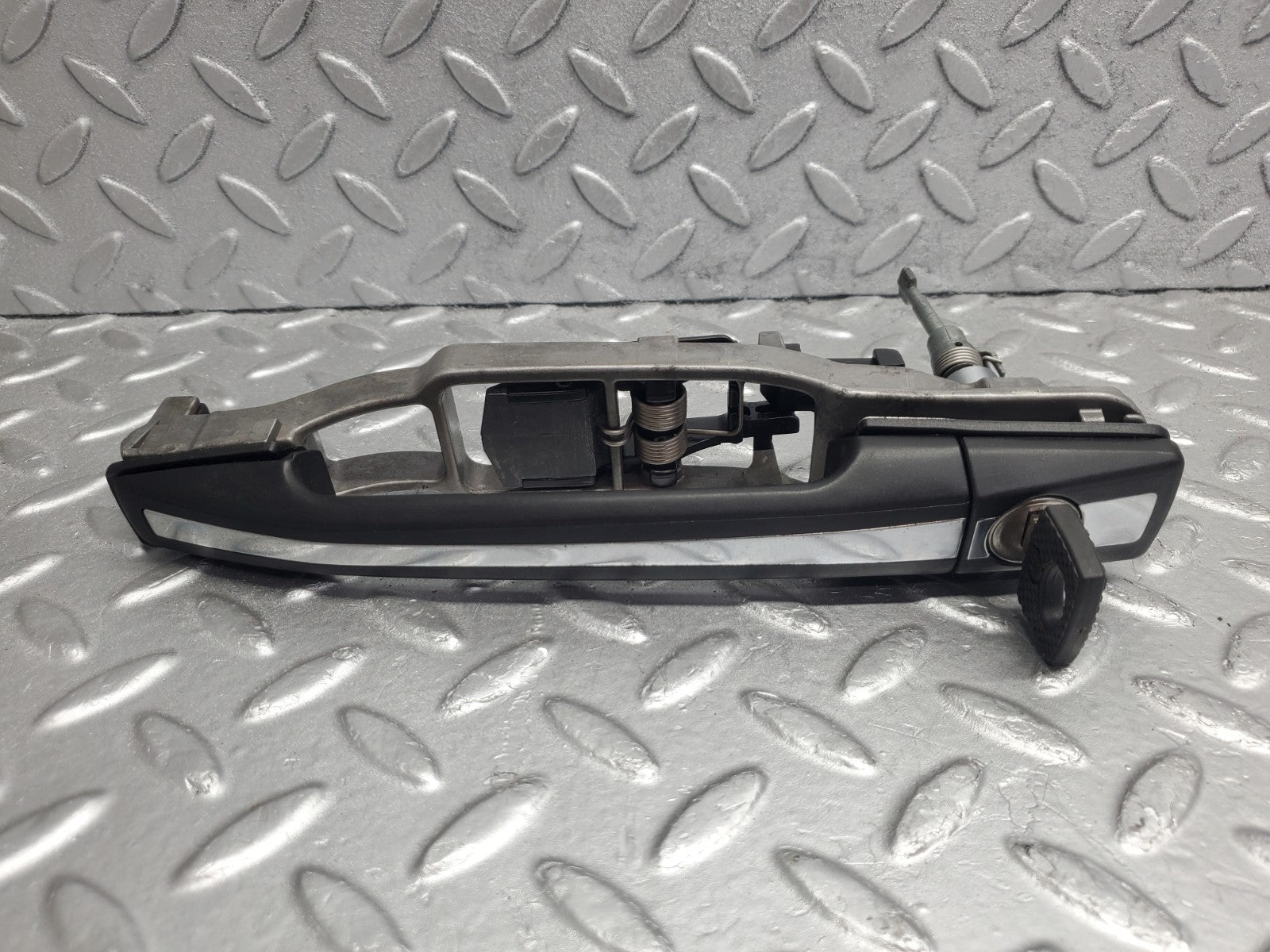 W124 Wagon left door exterior handle with key used OEM