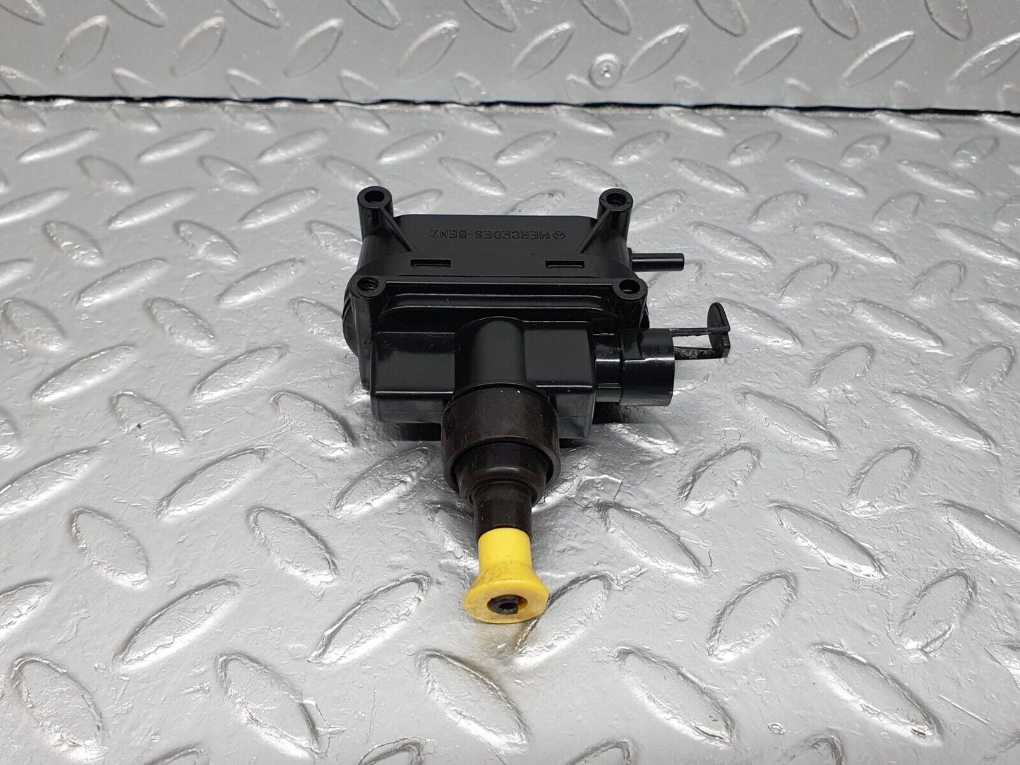 41666 Mercedes-Benz W124 200E Trunk Lock Vacuum Actuator