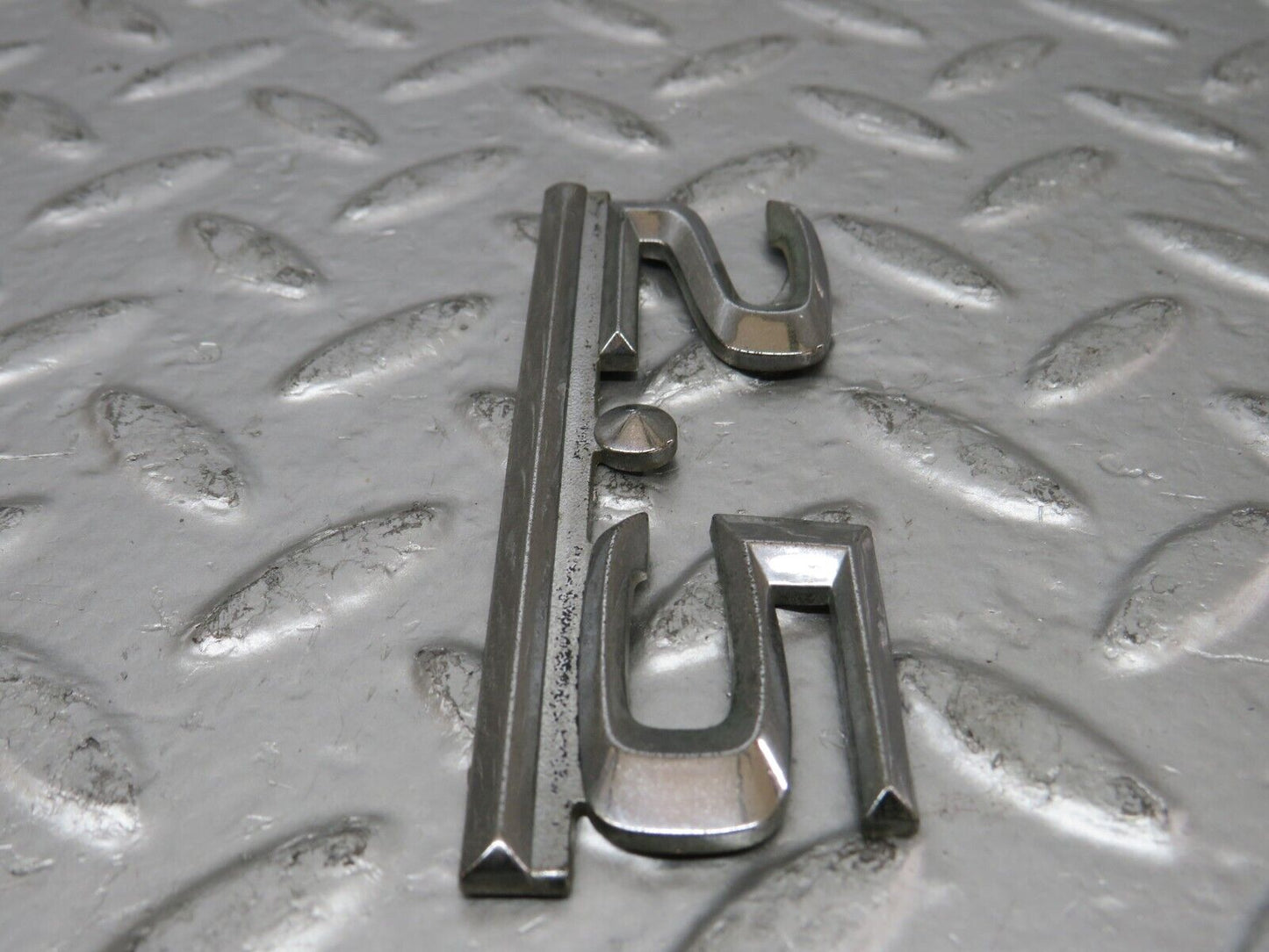 25200 Mercedes-Benz W201 190D Trunk Badge 2.5 Emblem