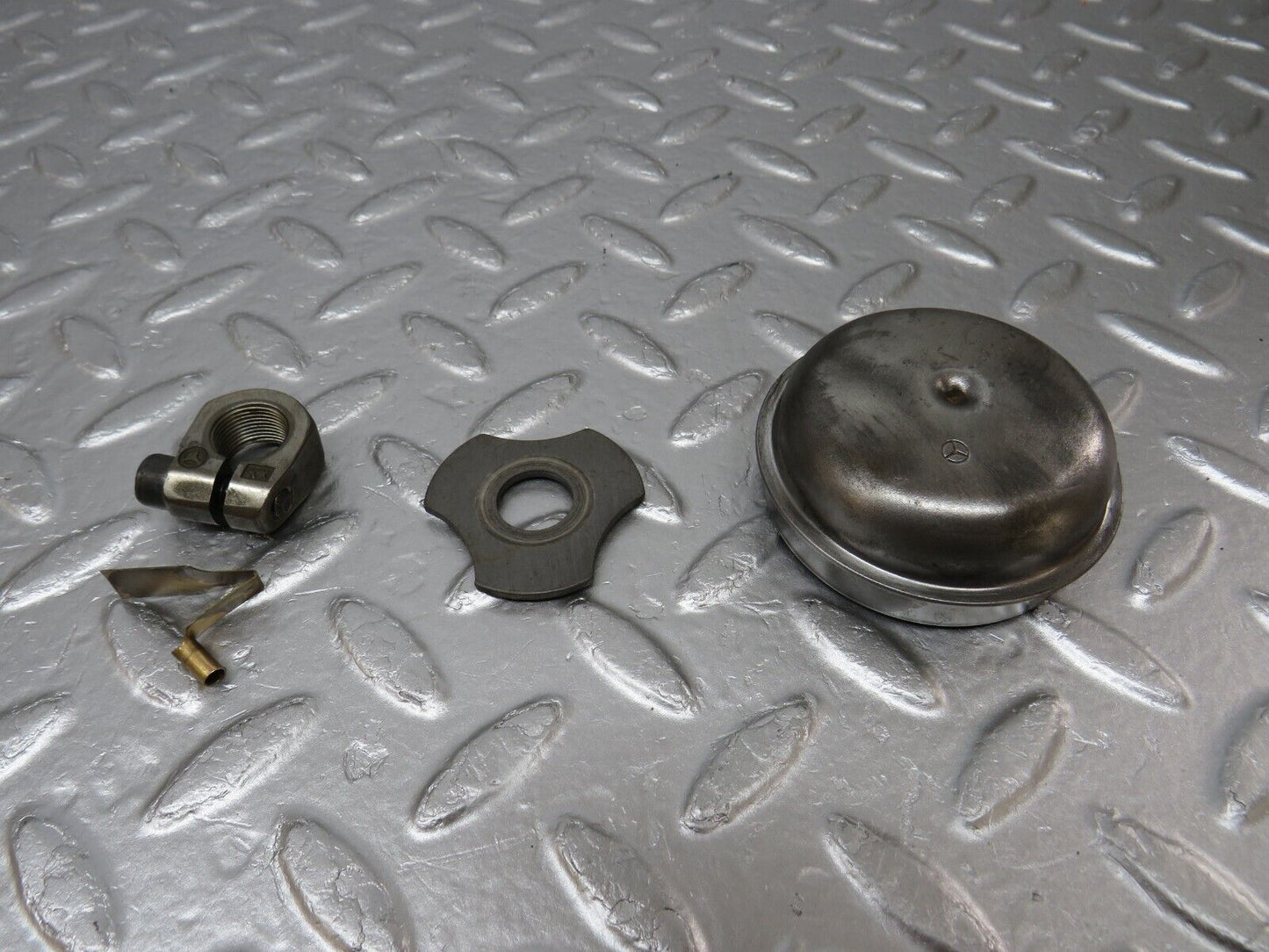 34014 Mercedes-Benz W124 260E Wheel Hub Locking Cap