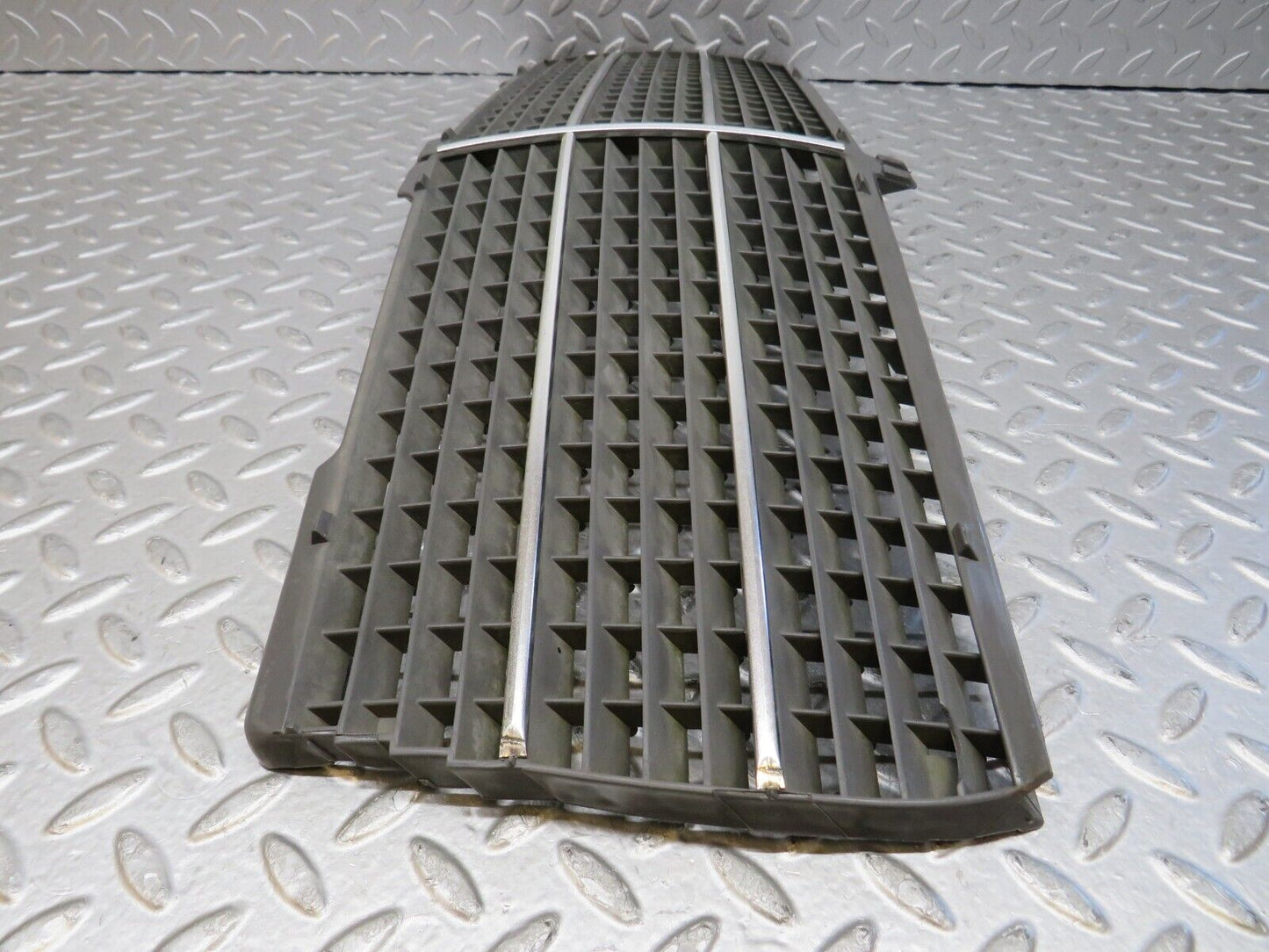 36501 Mercedes-Benz W201 190E 2.0L Bonnet Grill 2018880223