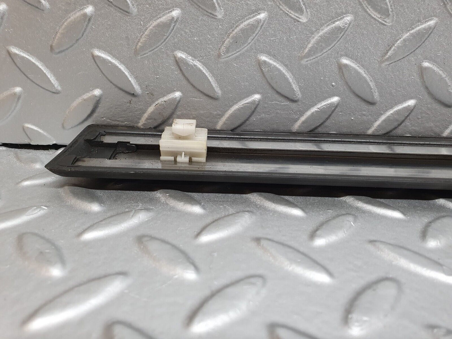 41682 Mercedes-Benz W124 200E Front Left Door Centre Moulding Trim