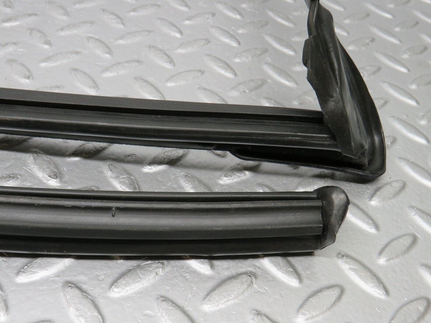 38606 Mercedes-Benz R129 280SL Coupe Front Windscreen Rubber Seal