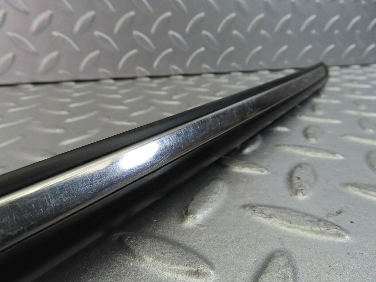 10271 Mercedes-Benz W123 Front Right Fender Centre Moulding Trim