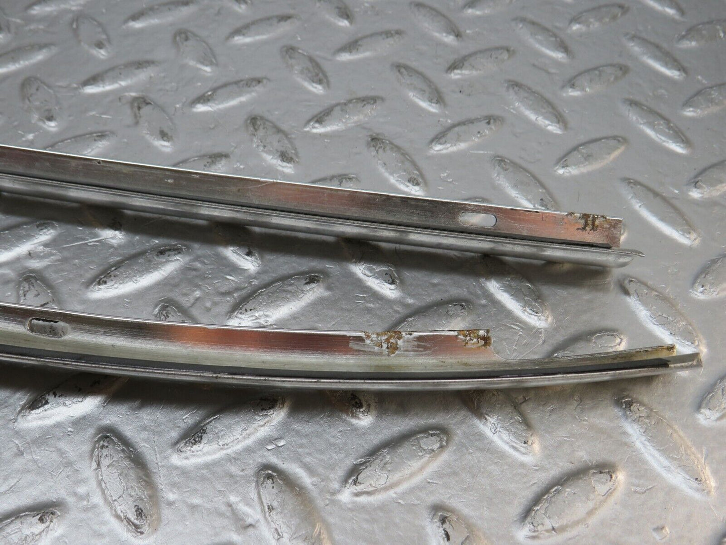 34470 Mercedes-Benz C126 380SEC Coupe Front Windscreen Upper Frame Trim
