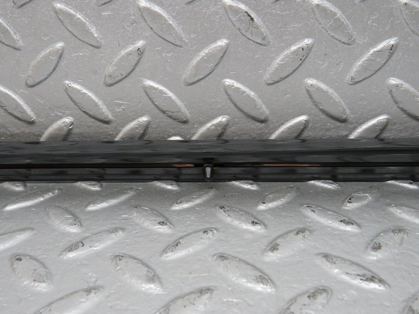 40638 Mercedes-Benz W123 300D Front Right Fender Wing Centre Moulding Trim