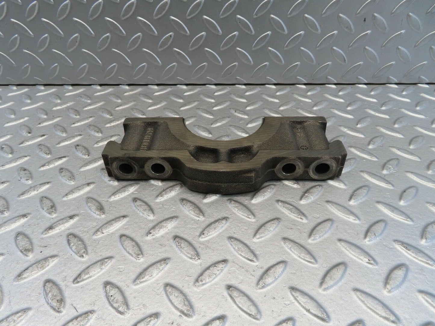 11289 Mercedes-Benz W221 S320 Crankshaft Bearing Holder Block 6420110311