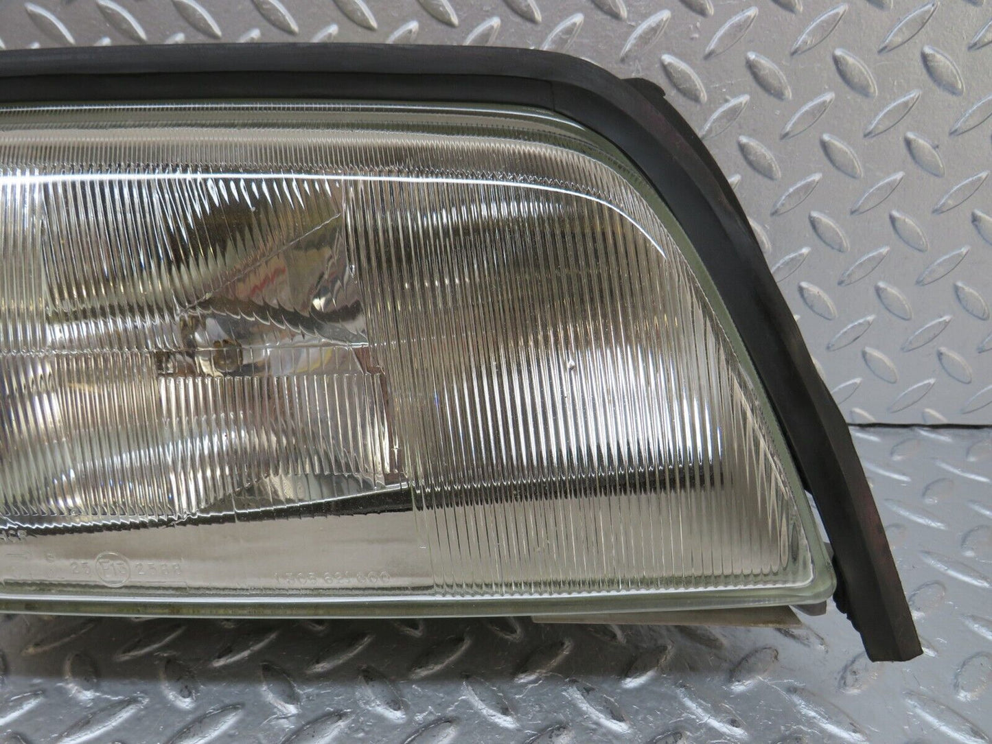 33224 Mercedes-Benz W202 C180 Headlight Bosch Right Side 0301036406 1305230153