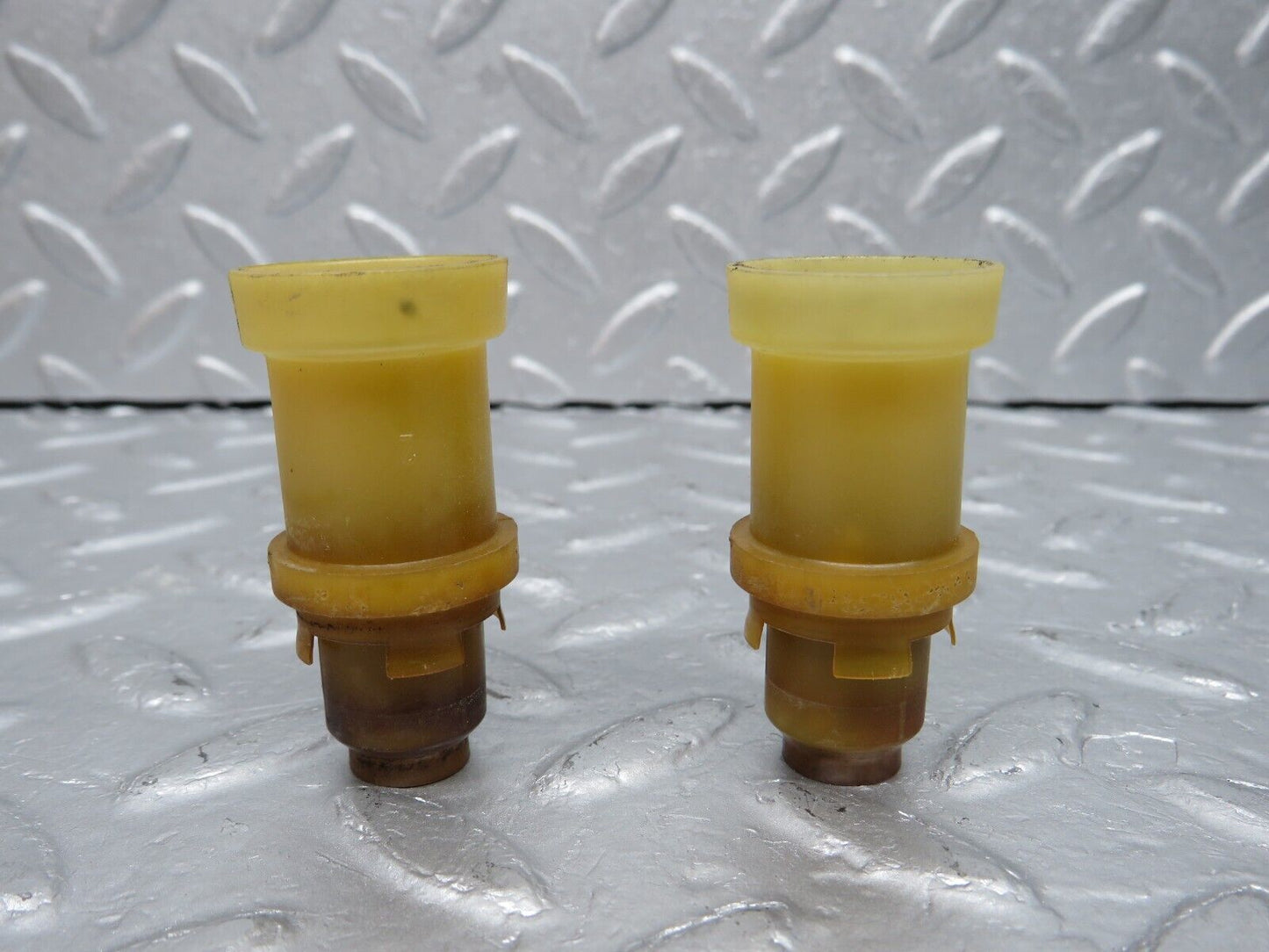40173 Mercedes-Benz R107 350SL Coupe Fuel Injector Holder 2x