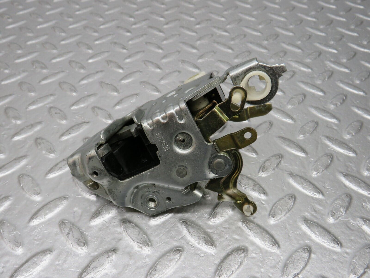 32453 Mercedes-Benz S124 300TE Wagon Front Left Door Lock Mechanism