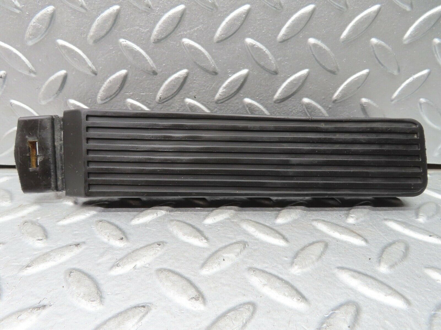 21187 Mercedes-Benz W123 230E Accelerator Pedal With Rubber 1233010082