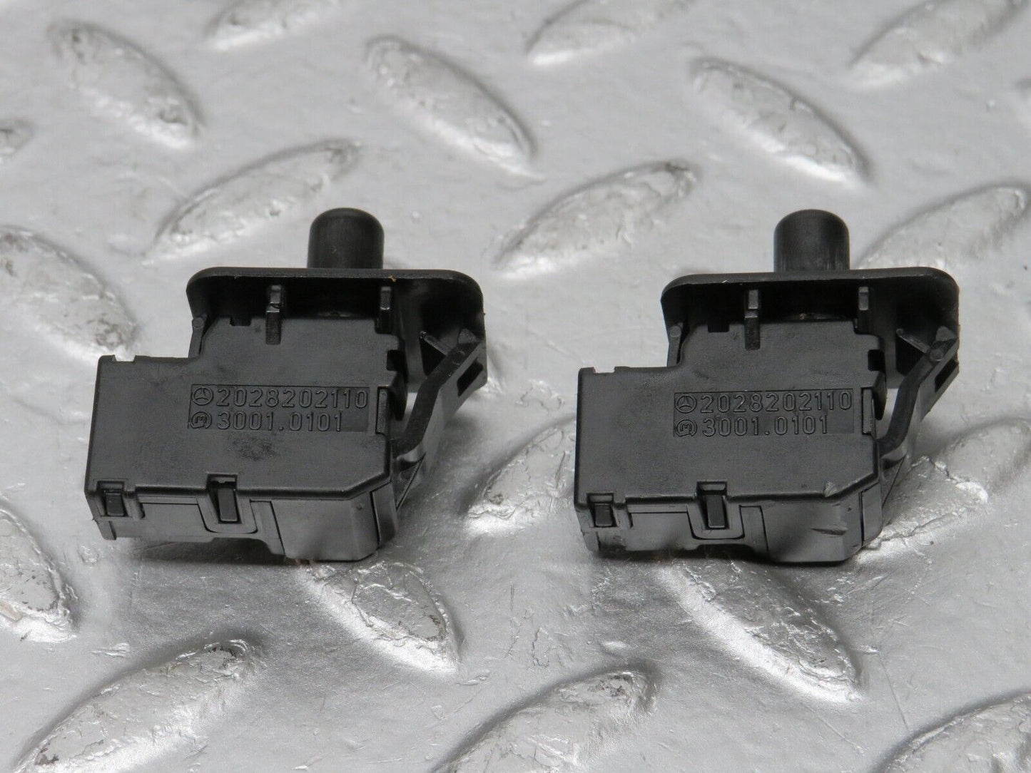 33459 Mercedes-Benz W202 C180 Door Contact Switch 2x 2028202110