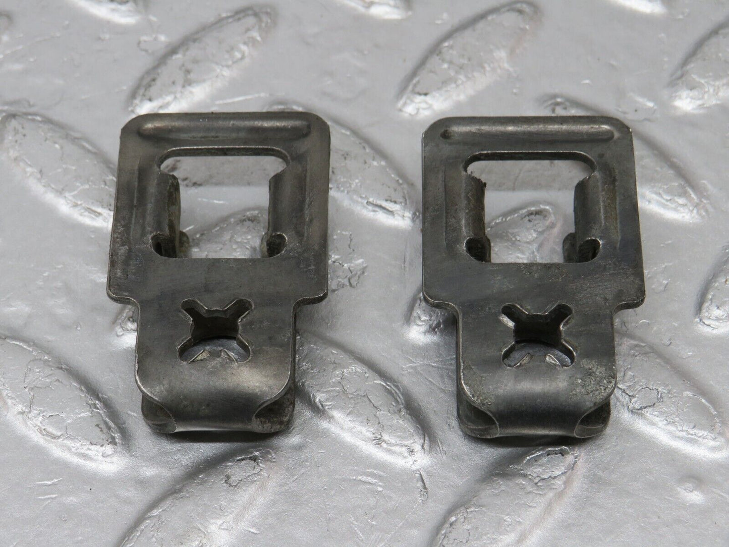 34132 Mercedes-Benz W124 260E Fuel Injector Bracket 2x