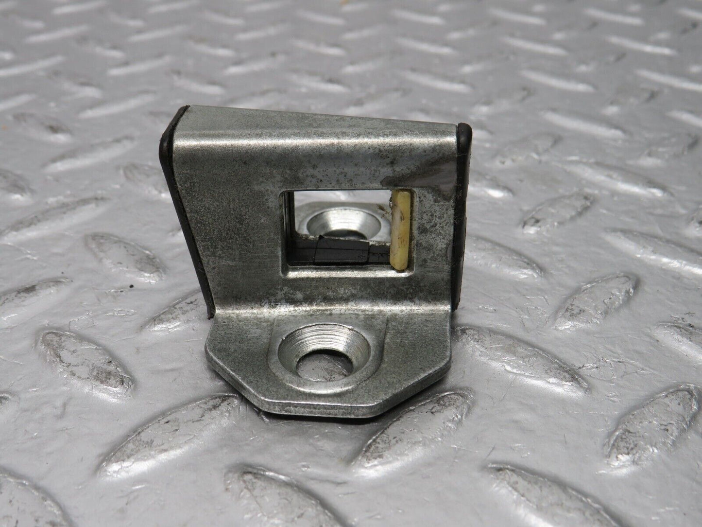 31459 Mercedes-Benz S124 220TE Wagon Door Lock Latch