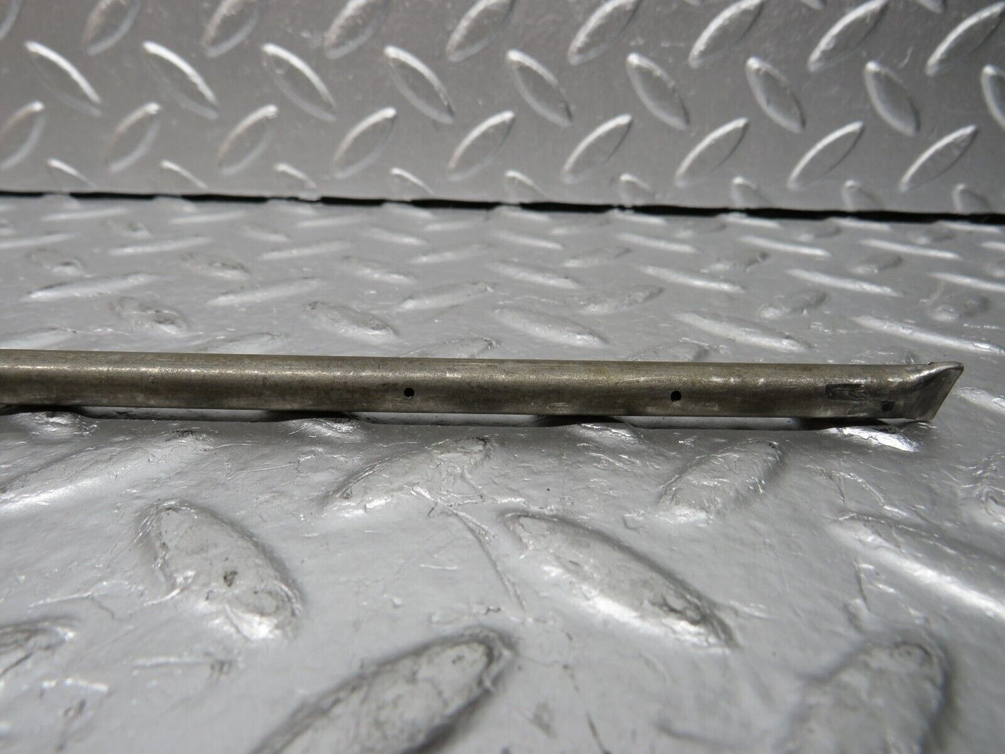31076 Mercedes-Benz W123 200D Camshaft Oil Tube
