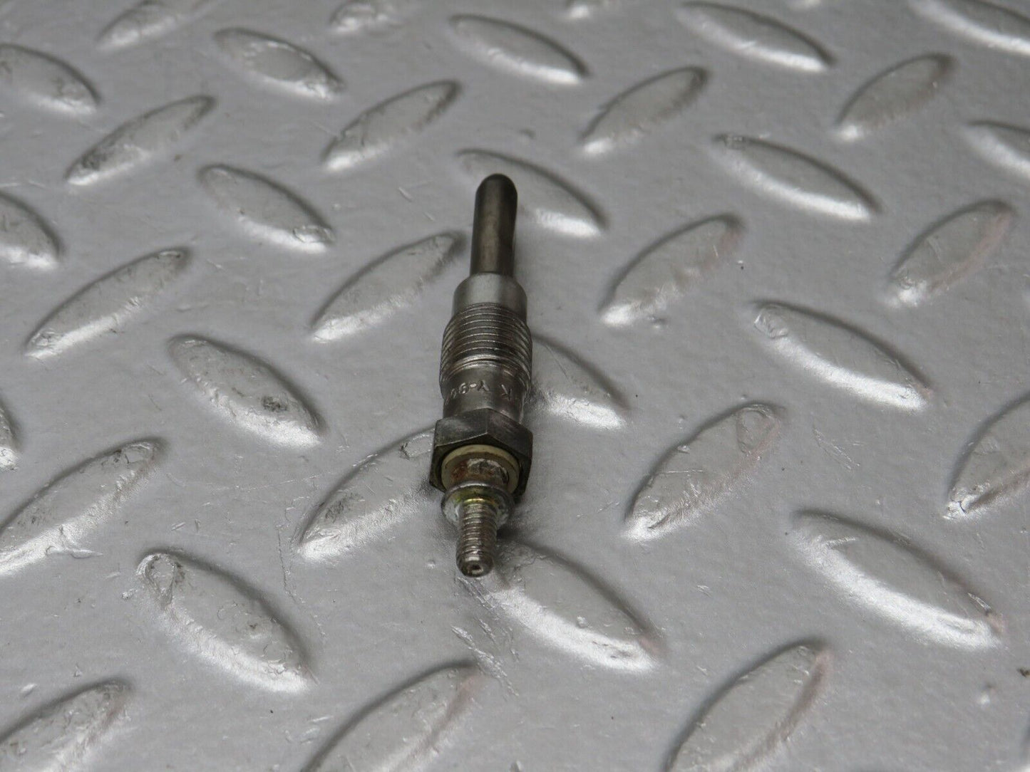 32898 Mercedes-Benz W123 300D Glow Plug Bosch Y-902R 046