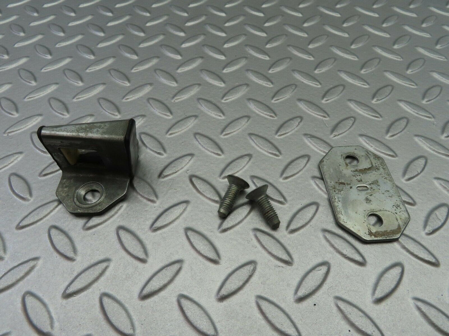 6757 Mercedes-Benz S124 E220 Wagon Door Lock Latch