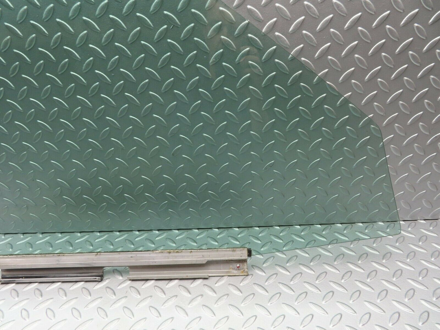 5322 Mercedes-Benz W124 230E Front Left Door Window Glass