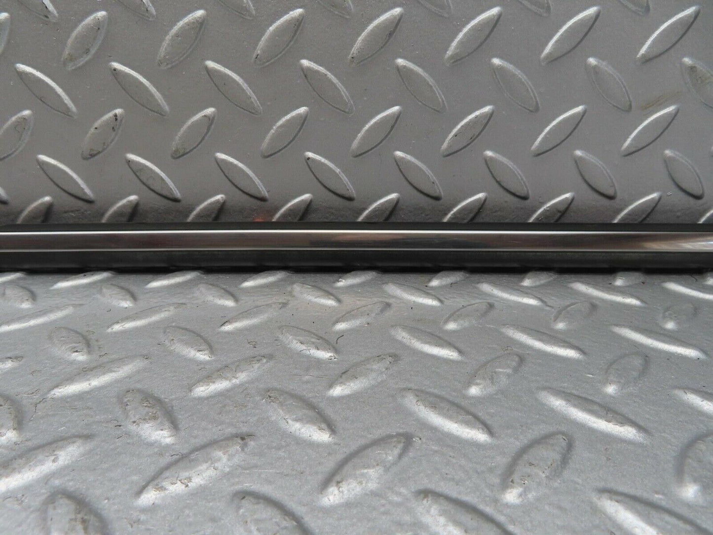 13448 Mercedes-Benz W123 200 Front Left Door Centre Moulding Trim
