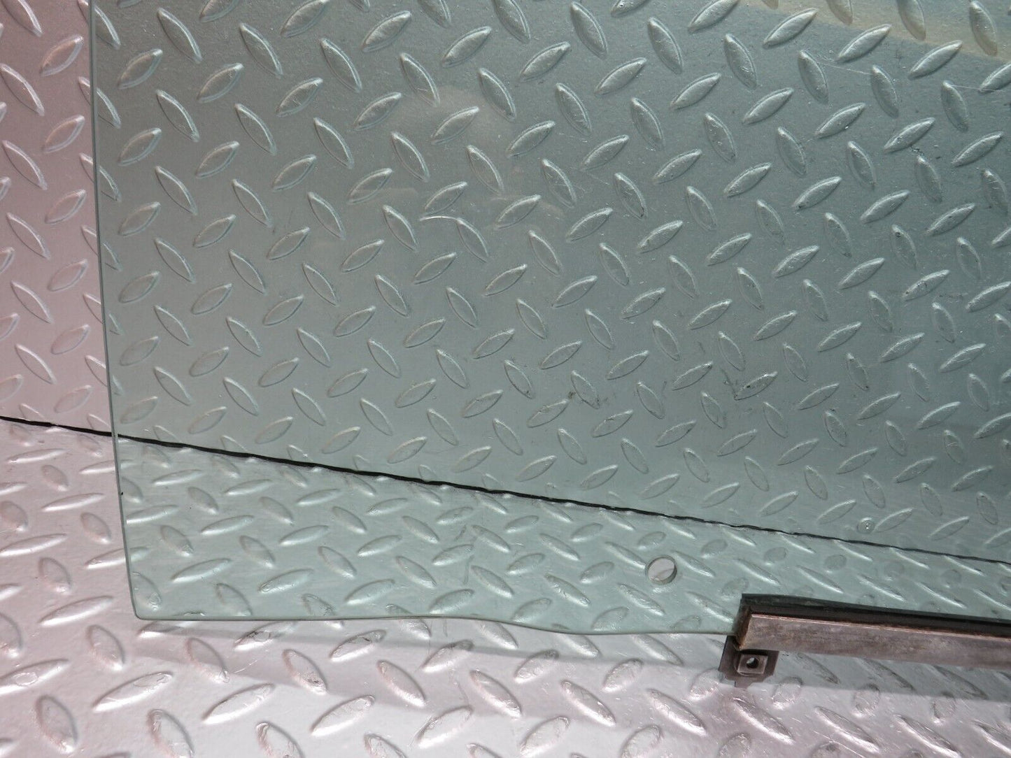 37874 Mercedes-Benz A124 320E Cabriolet Front Right Door Window Glass