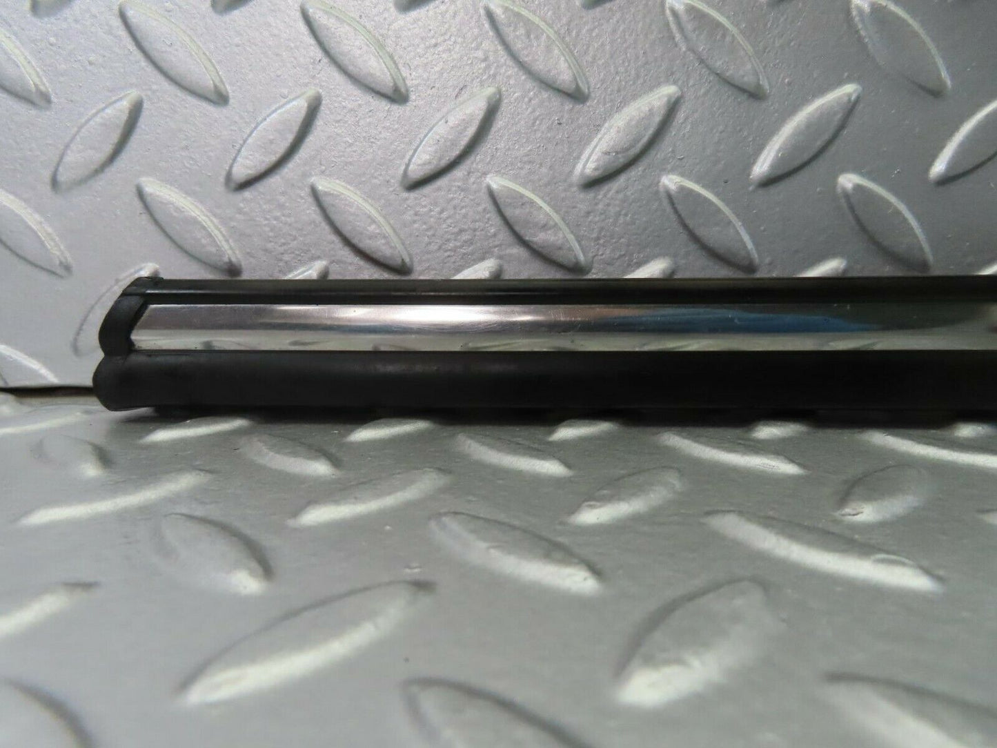 10238 Mercedes-Benz W116 Front Right Door Centre Moulding Trim