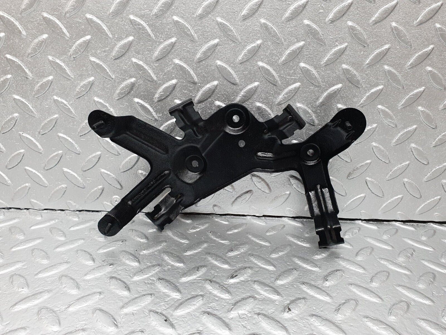 42121 Mercedes-Benz W202 C200 Fuel Pump Bracket