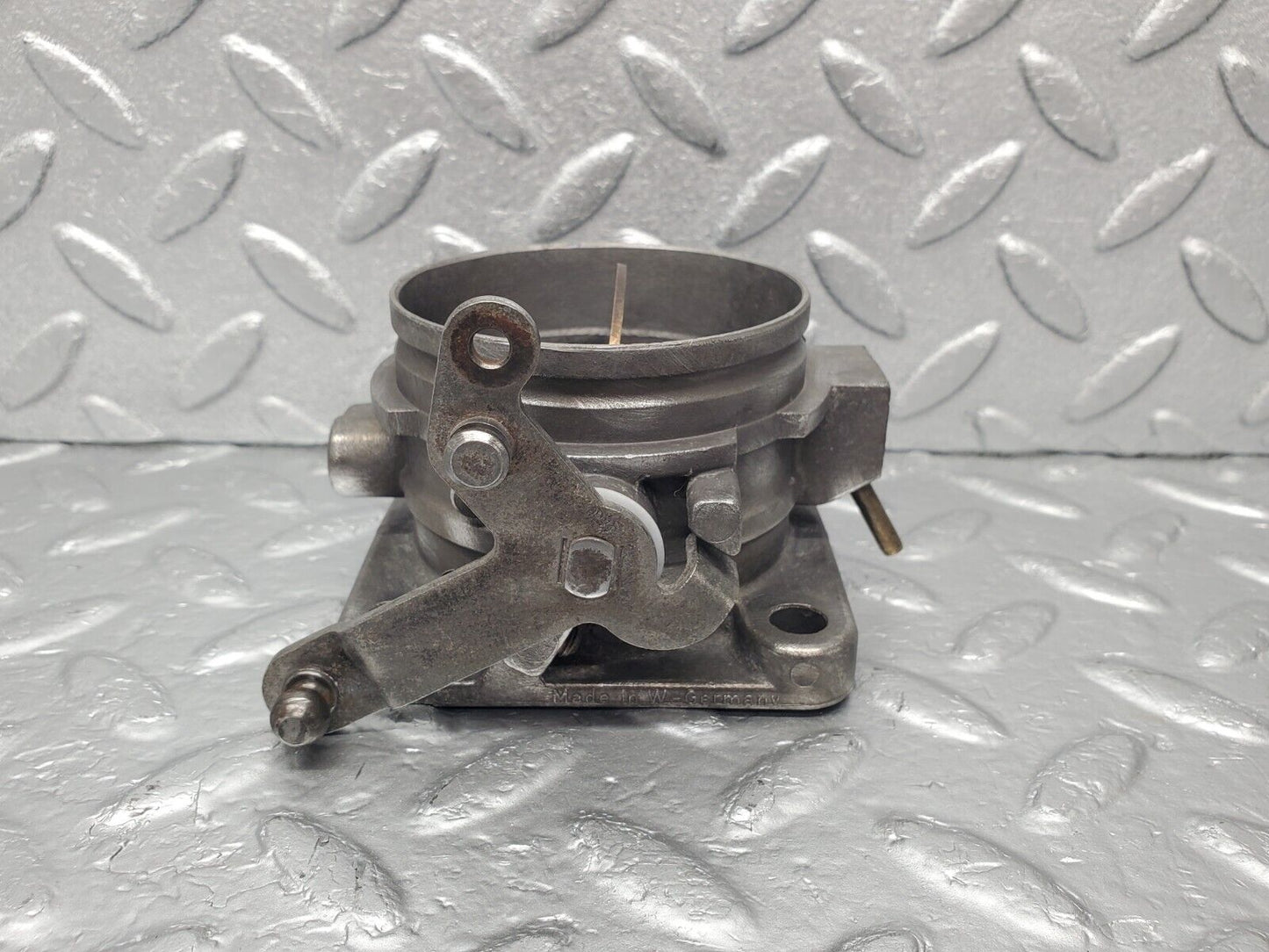 46324 Mercedes-Benz W123 230E Throttle Body Valve 0011402353