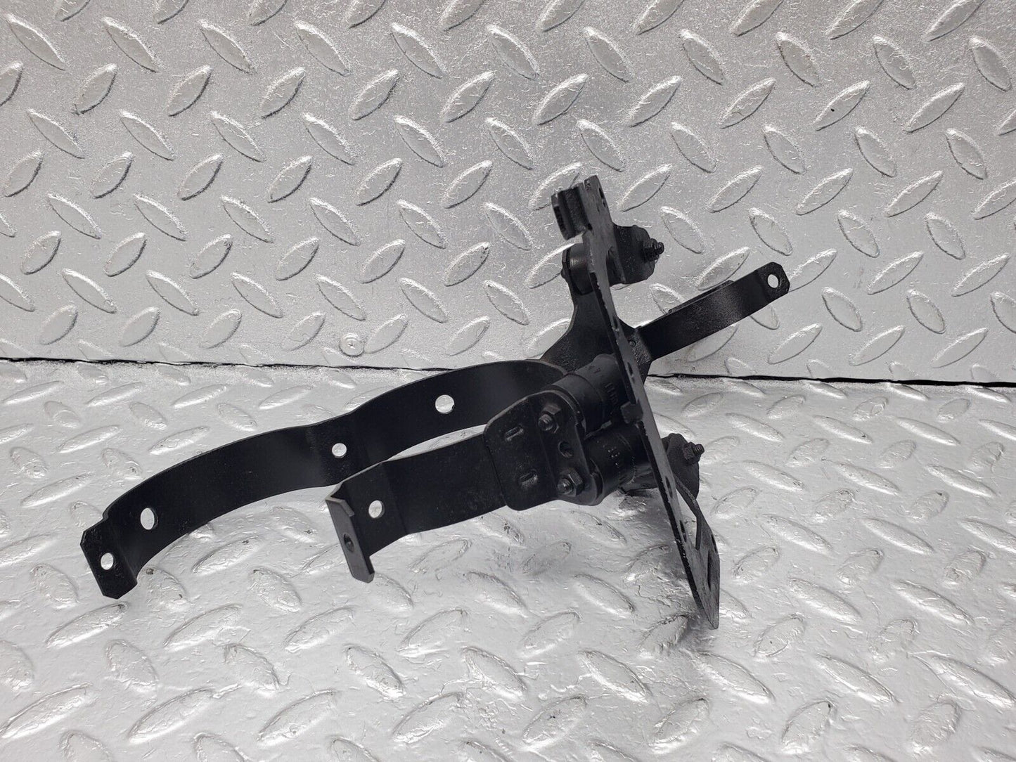 45926 Mercedes-Benz W126 420SE Fuel Pump Fuel Filter Bracket