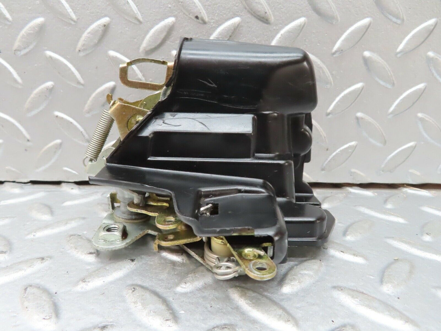 19152 Mercedes-Benz W123 300D Front Right Door Lock Mechanism
