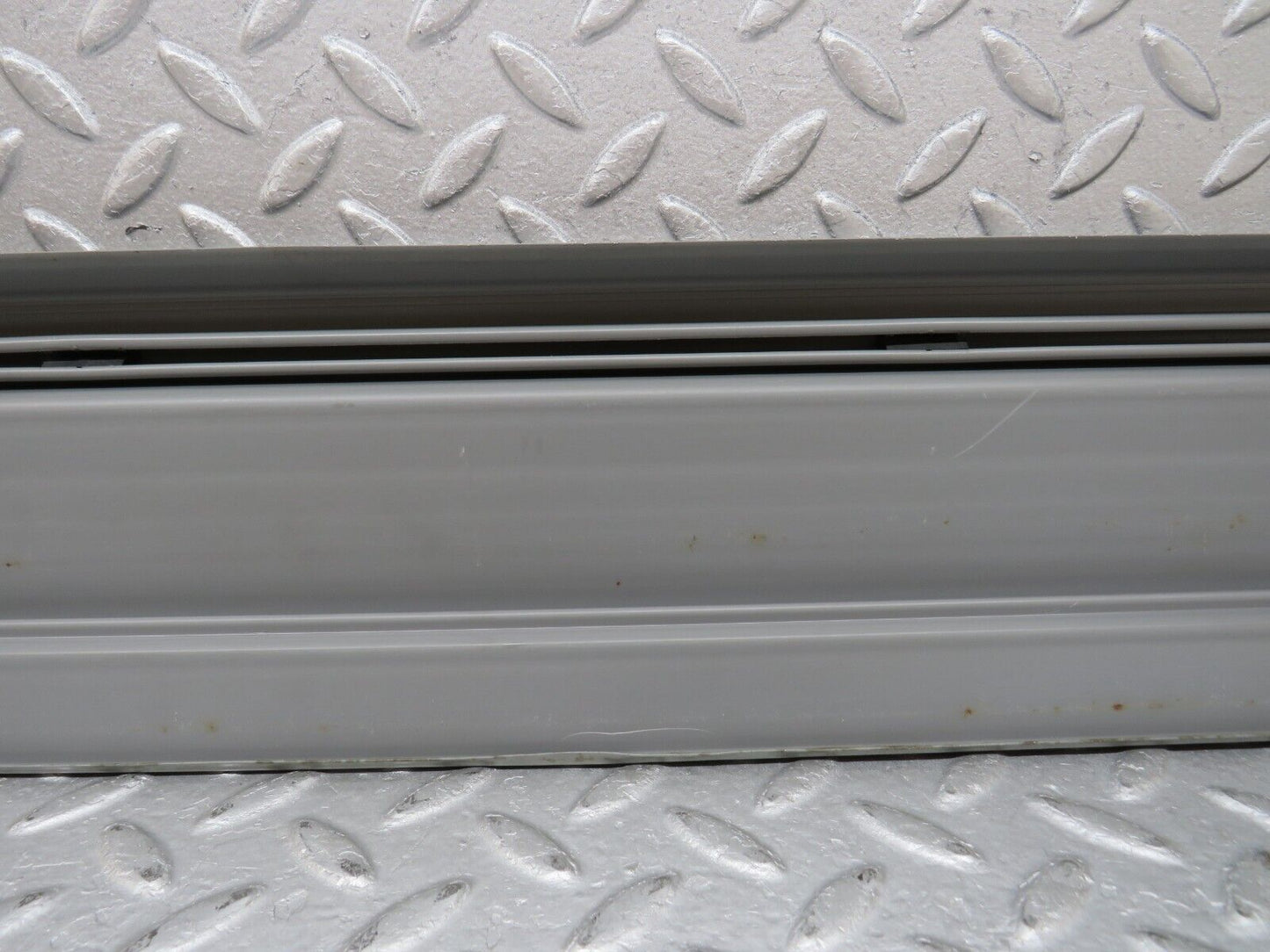 35989 Mercedes-Benz W126 420SE Front Right Door Sill Trim Grey