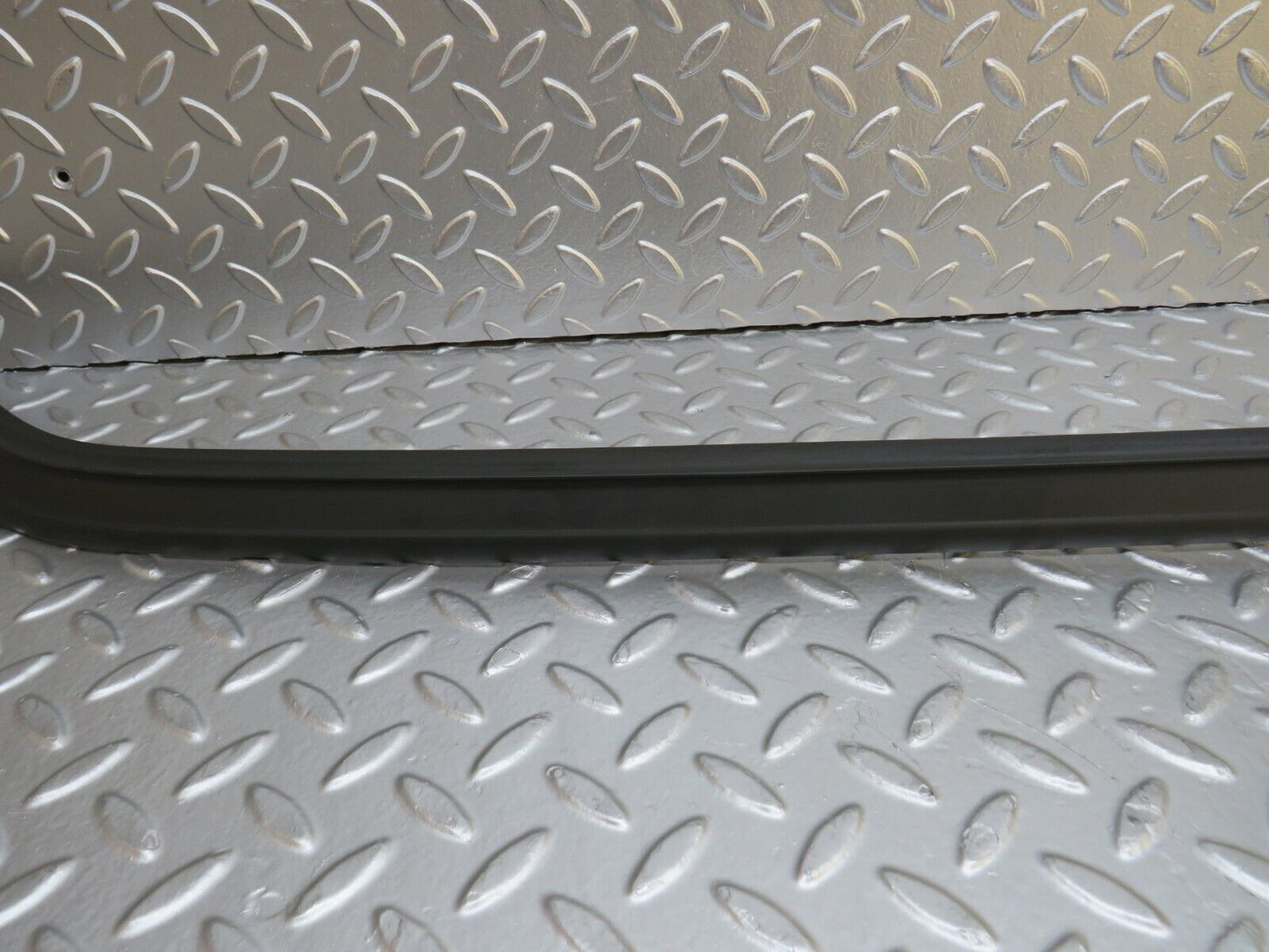 29242 Mercedes-Benz W124 230E Rear Windscreen Lower Rubber Seal