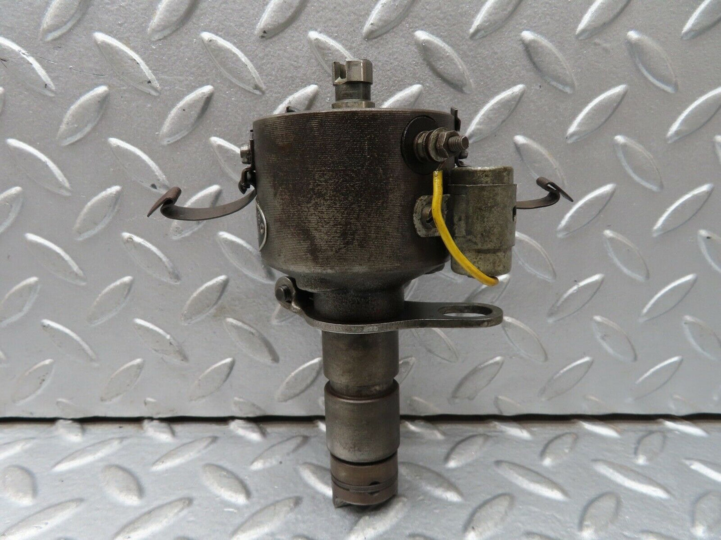 18742 Mercedes-Benz W120 W121 Ponton Ignition Distributor Bosch VJUR4BR27T