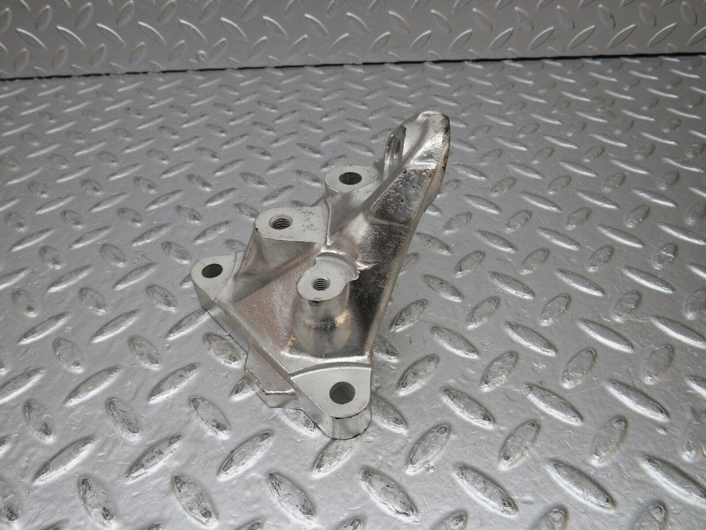 31769 Mercedes-Benz W201 190LE 1.8L Engine Mount Bracket Left Side 1022234104