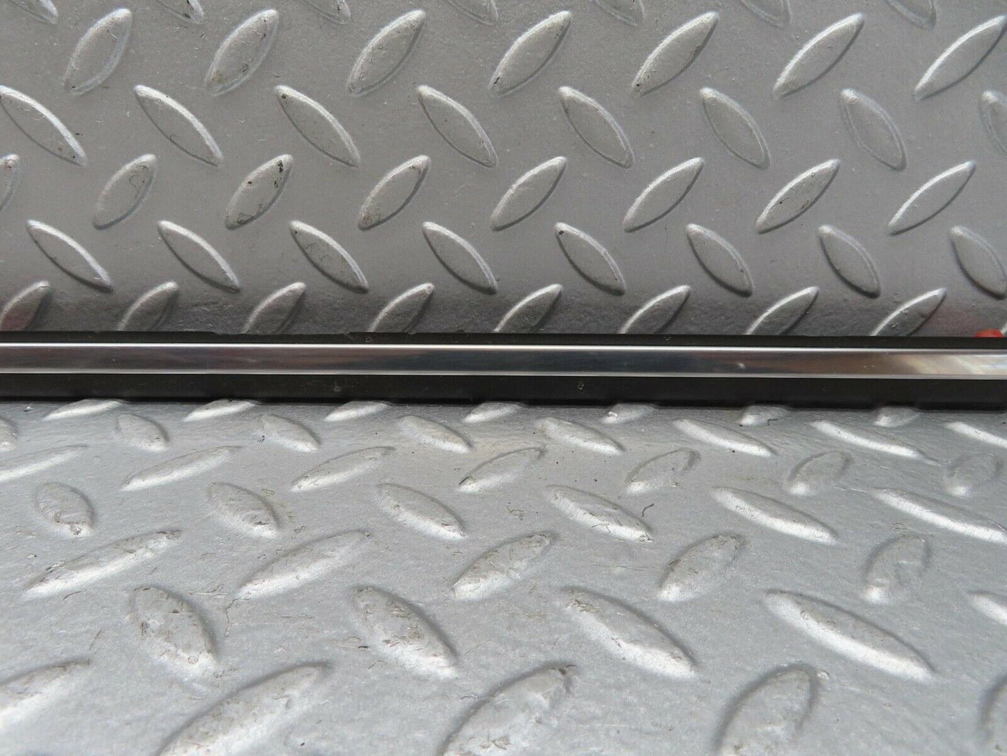 13444 Mercedes-Benz W123 200 Front Right Door Centre Moulding Trim