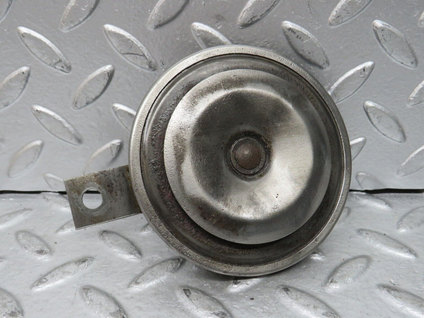 27992 Mercedes-Benz W123 280E Horn Hella 002952