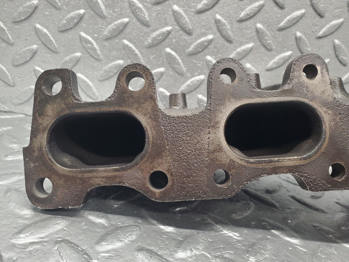 46219 Mercedes-Benz W124 280E Exhaust Manifold Cylinder 4-6 1041423601