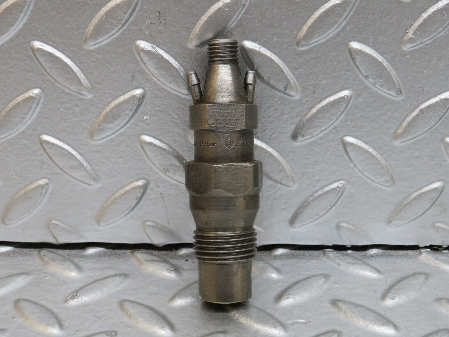28505 Mercedes-Benz S123 240D Wagon Fuel Injector Bosch KCA30S35/4