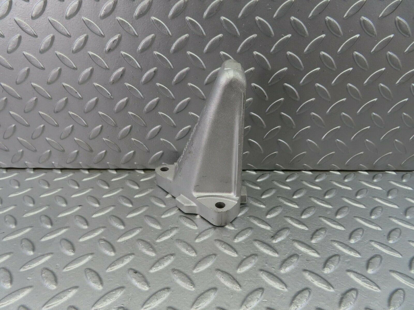 10572 Mercedes-Benz C123 230CE Coupe Engine Mount Bracket Right 1022230304