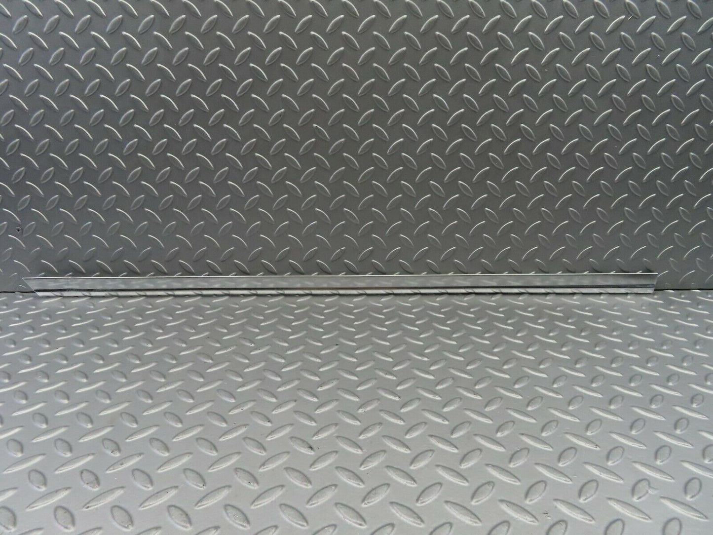 7176 Mercedes-Benz C107 350SLC Coupe Right Door Chrome Trim