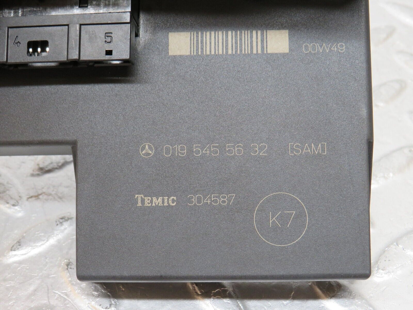 34847 Mercedes-Benz W210 320E Relay Box Fuse Box 0195455632 0005401050
