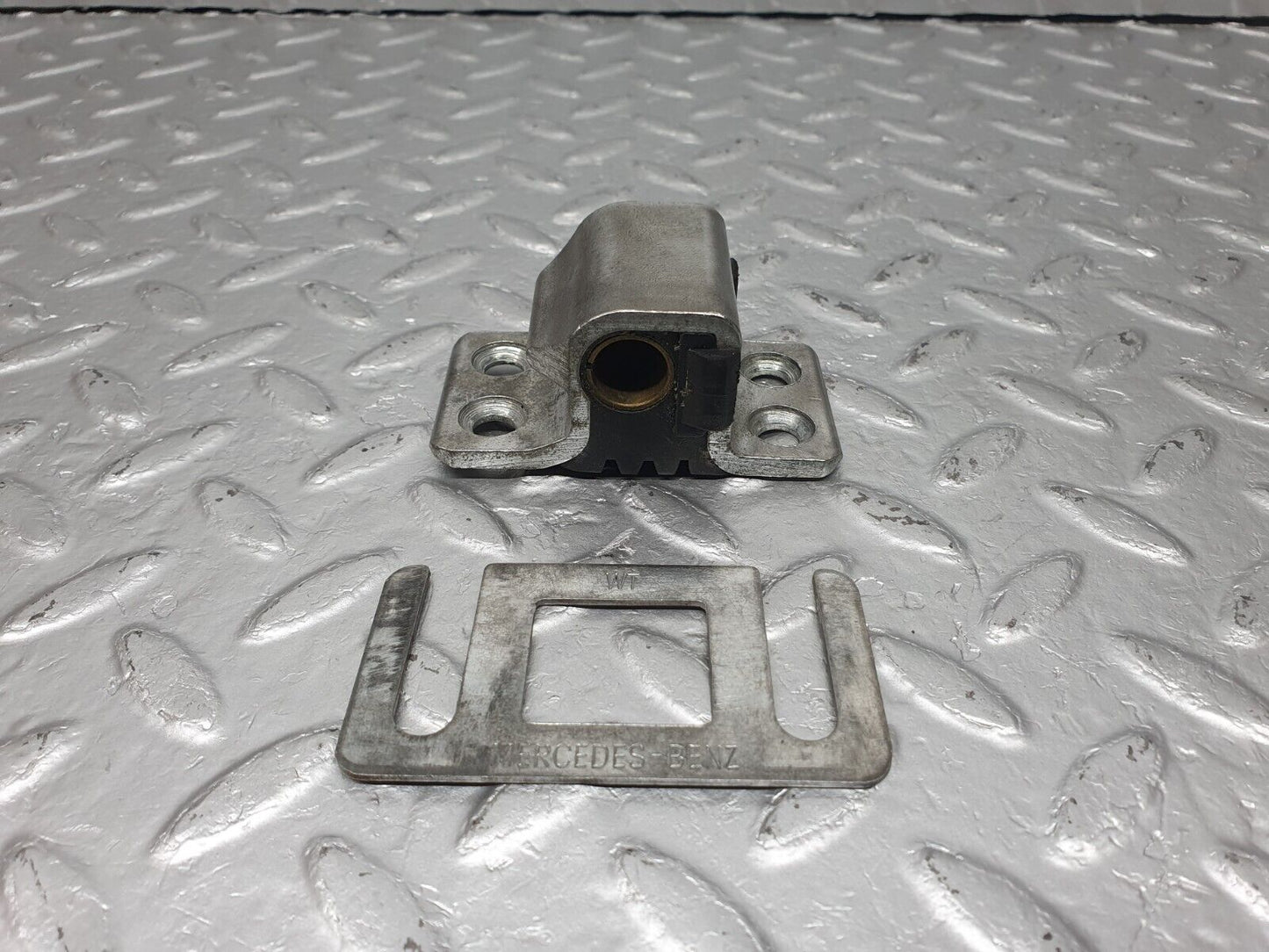 40913 Mercedes-Benz W126 300SE Door Lock Latch Right Side