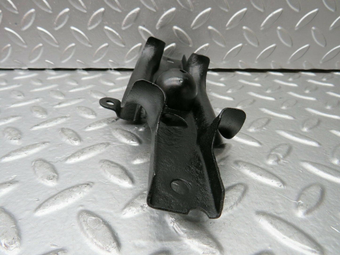22916 Mercedes-Benz C107 450SLC Coupe Exhaust Bracket