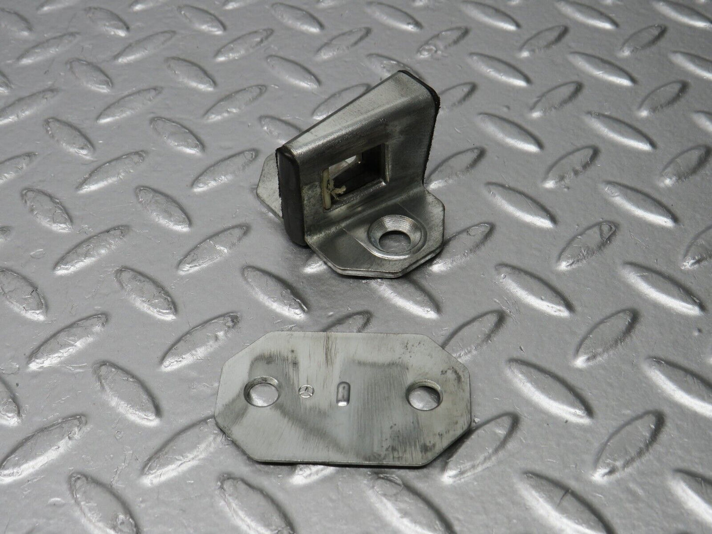 31322 Mercedes-Benz S124 220TE Wagon Door Lock Latch