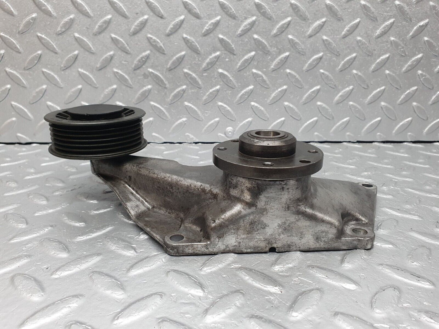 41024 Mercedes-Benz W126 300SE Engine Cooling Fan Clutch Bracket 1032050805 6012000770